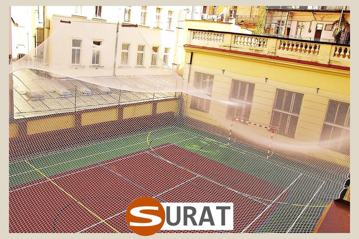  Surat - Ogrodzenie boiska w Szkole 