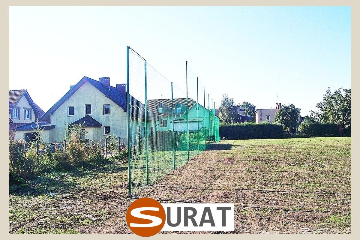  Surat - Siatki na Piłkochwyty: Zielona siatka z polipropylenu o oczkach 10x10 cm i grubości 6 mm, sprzedawana na wymiar dla Twoich potrzeb. 