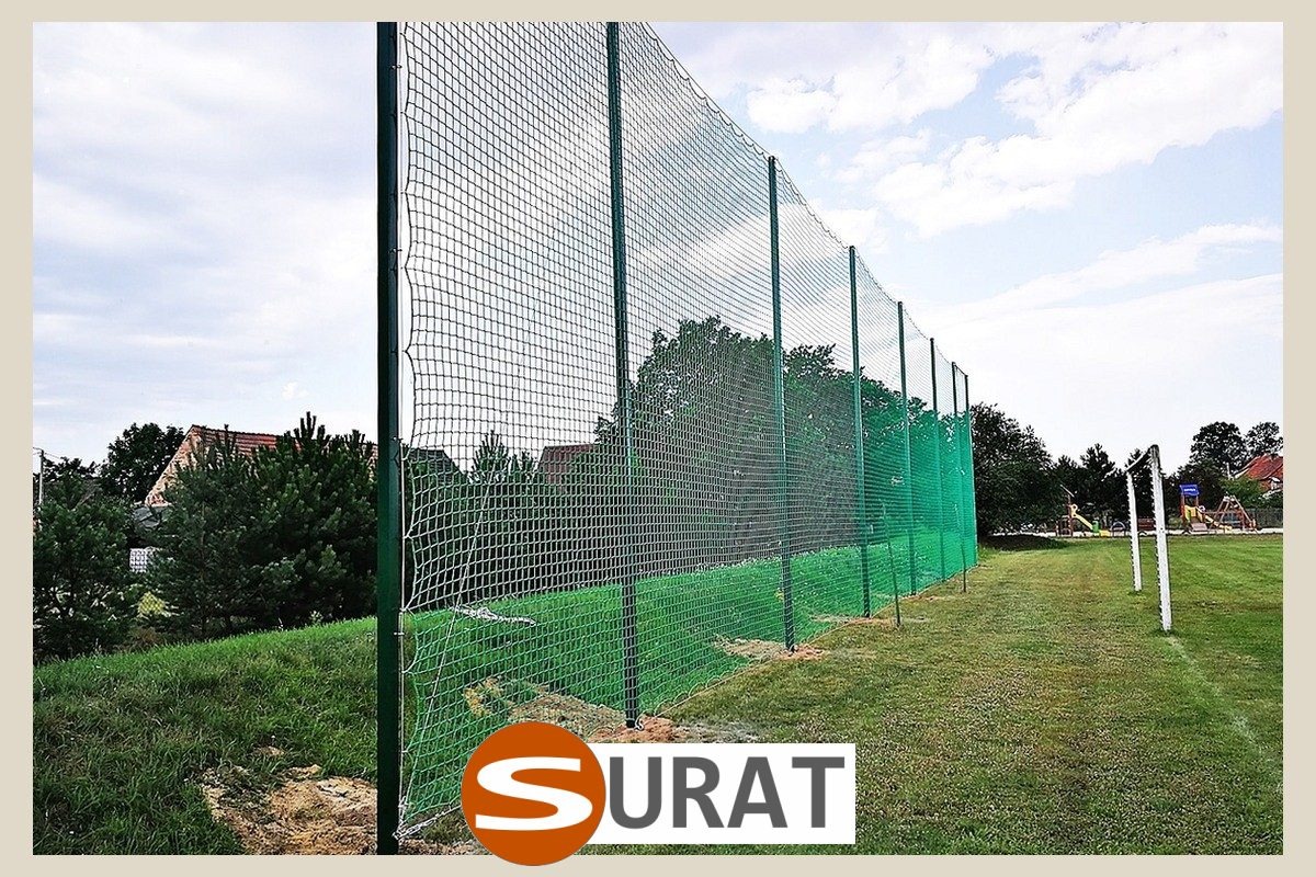  Surat - Siatka na Piłkochwyty z polipropylenu o oczku 6x6 cm i grubości 4 mm, dostępna w kolorach zielonym i grafitowym, wykonana na twoje wymiary. 