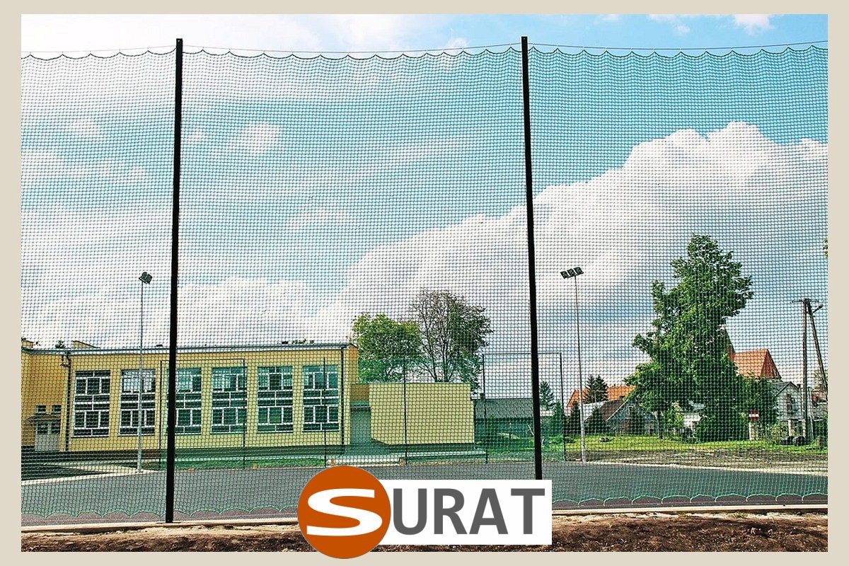   Surat - Siatki na Piłkochwyty w rozmiarze 2x2 cm, wykonane z wytrzymałego polipropylenu o grubości 2 mm, dostępne w kolorach zielonym, białym i czarnym, sprzedawane na wymiar według potrzeb klienta. 
