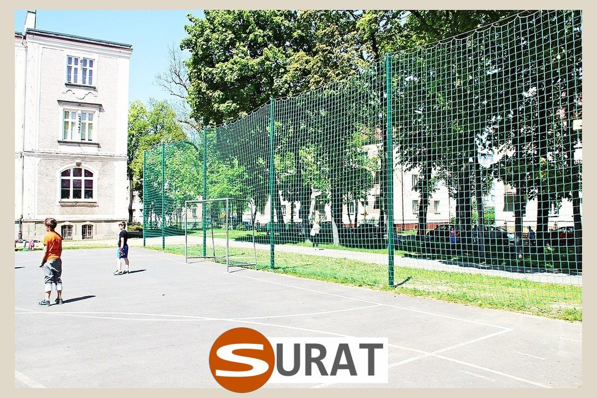  Surat - Siatka na Piłkochwyty z polipropylenu klasy premium, o konstrukcji o wysokiej wytrzymałości i optymalnej wielkości oczka 4,5x4,5cm, powszechnie stosowana ze względu na swoją funkcjonalność i konkurencyjną cenę. 