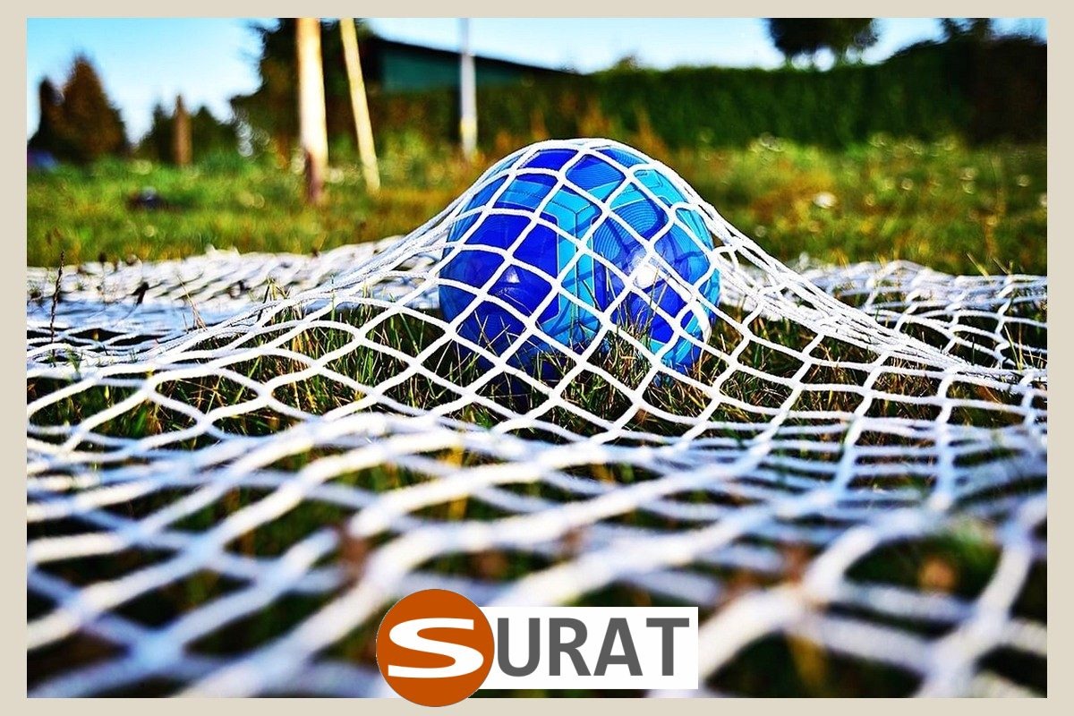   Surat - Siatki na park linowy z polipropylenu o oczkach 6x6 cm i grubości 4 mm, dostępne w kolorach zielonym i grafitowym, sprzedawane na wymiar dla idealnego dopasowania. 