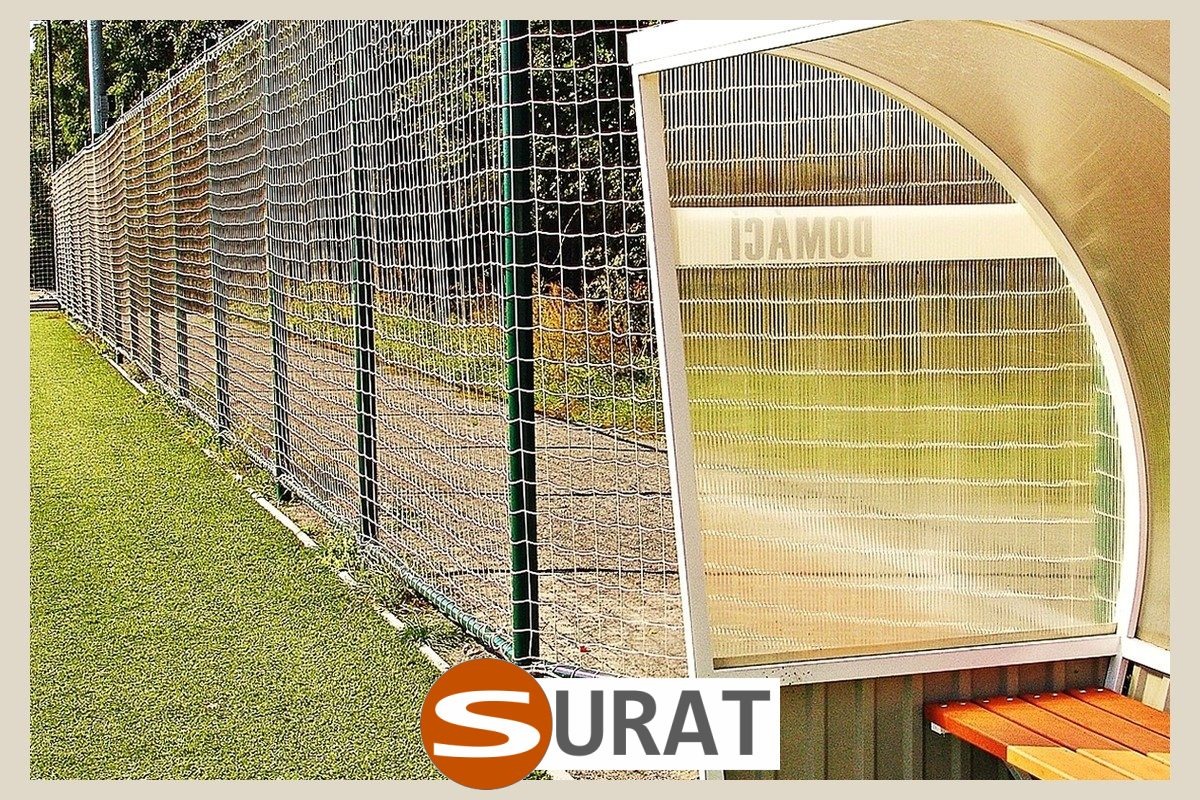   Surat - Ogrodzenia Boisk w formie siatki 10x10cm z polipropylenu o grubości 6mm w kolorze zielonym, dostępne na wymiar, stanowiące trwałe rozwiązanie. 