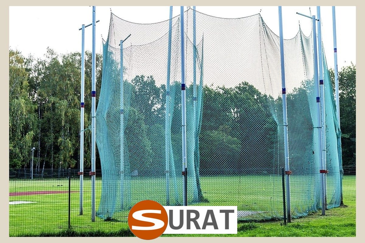   Surat - Ogrodzenia Boisk z wysokiej jakości siatki polipropylenowej o zwiększonej odporności, optymalne kosztowo i powszechnie stosowane w realizacji technicznej obiektów sportowych. 