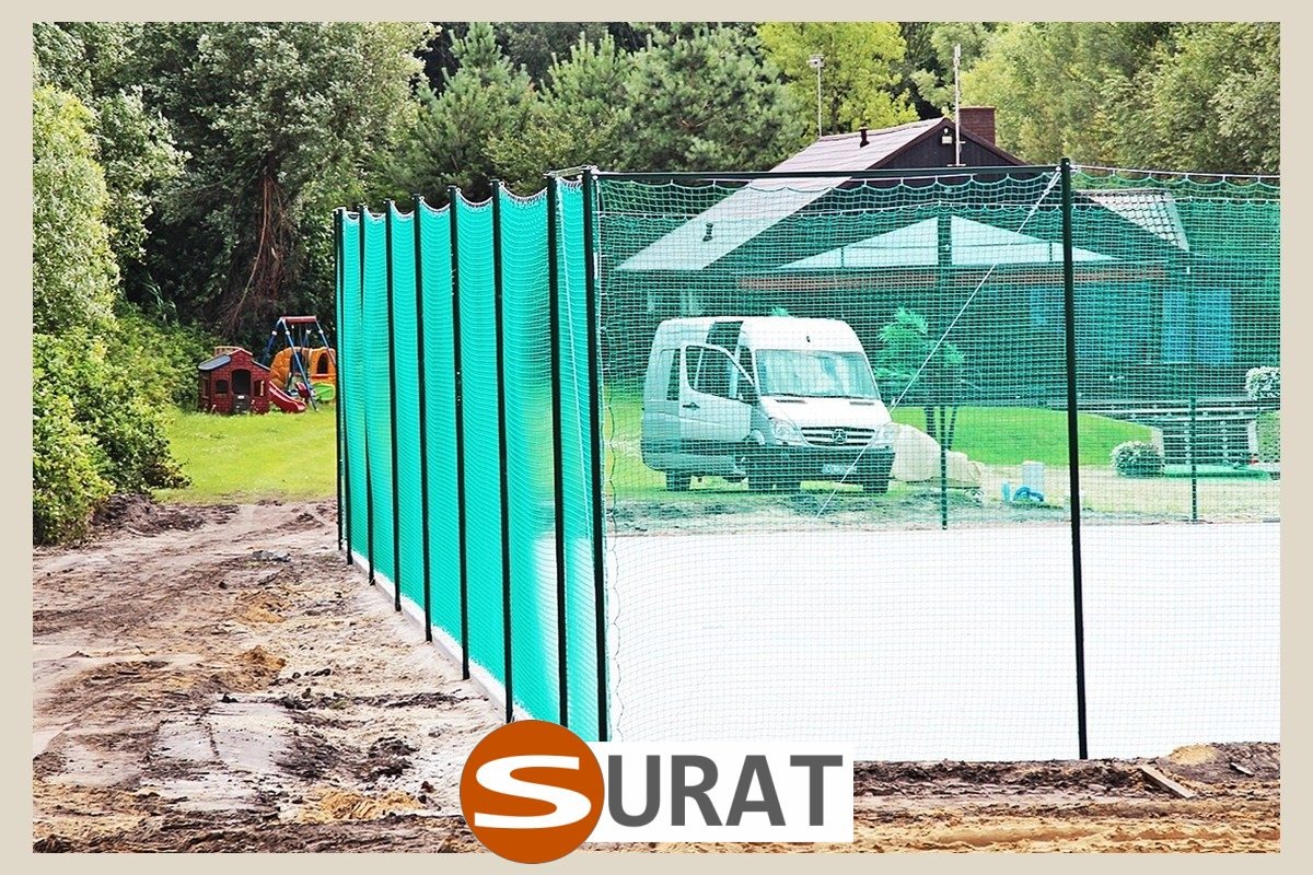   Surat - Siatka ochronna do ogrodzeń boisk z polipropylenu o oczku 45x45 mm i grubości 3 mm. 