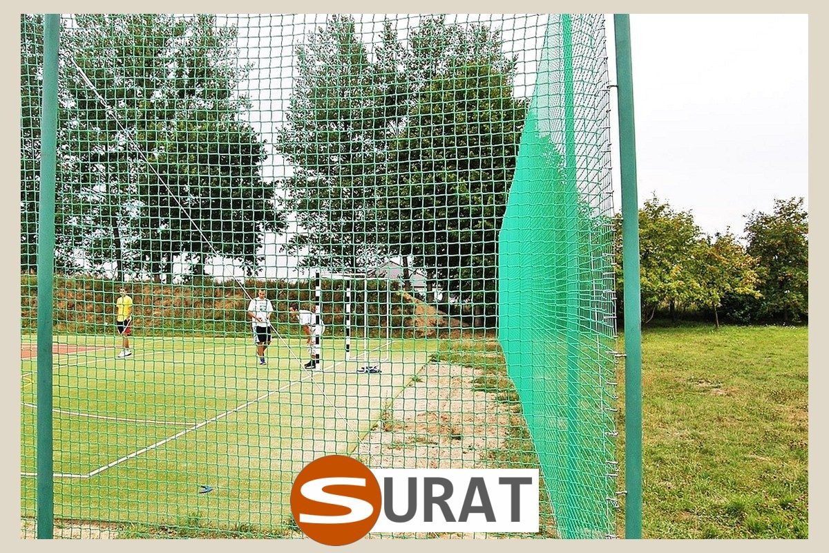   Surat - Ogrodzenia Boisk na wymiar z siatki polipropylenowej 3mm w kolorze do wyboru i oczku 4,5x4,5cm, trwałe rozwiązanie dla Twojego obiektu sportowego. 