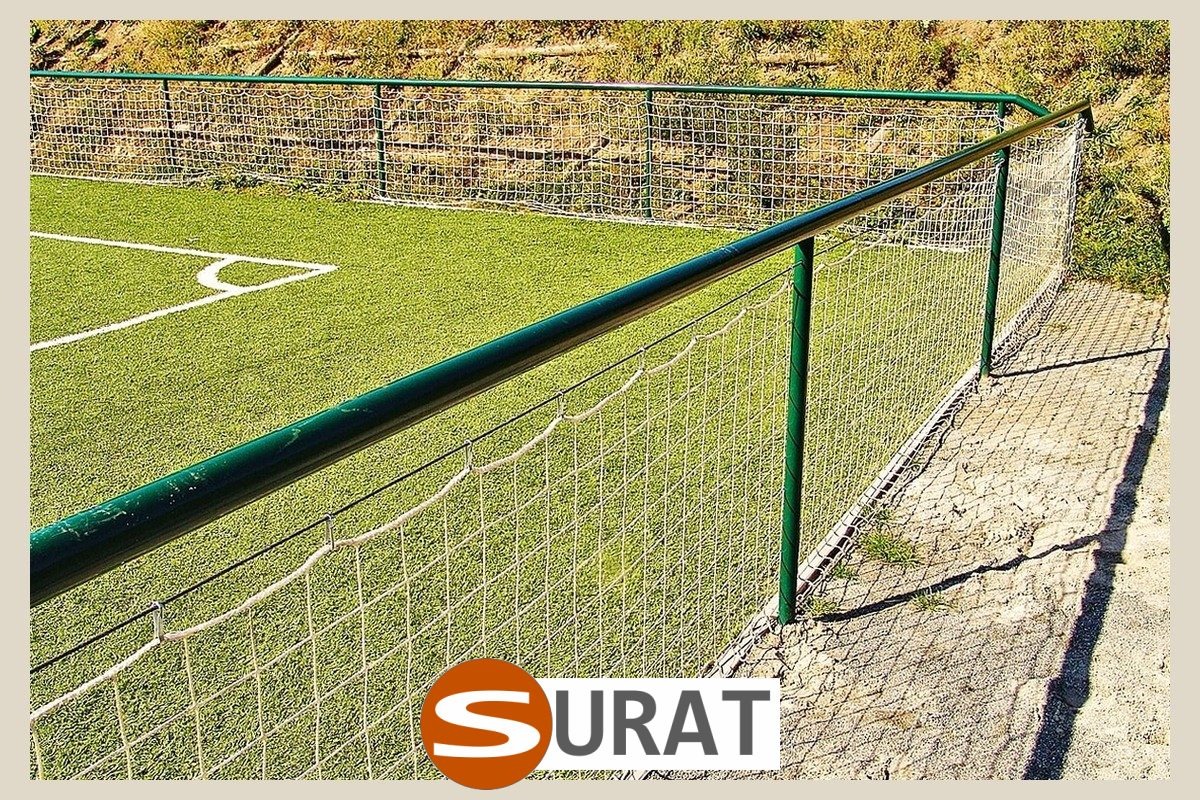   Surat - Ogrodzenia Boisk na wymiar z siatki polipropylenowej 3mm w kolorze do wyboru i oczku 4,5x4,5cm, trwałe rozwiązanie dla Twojego obiektu sportowego. 