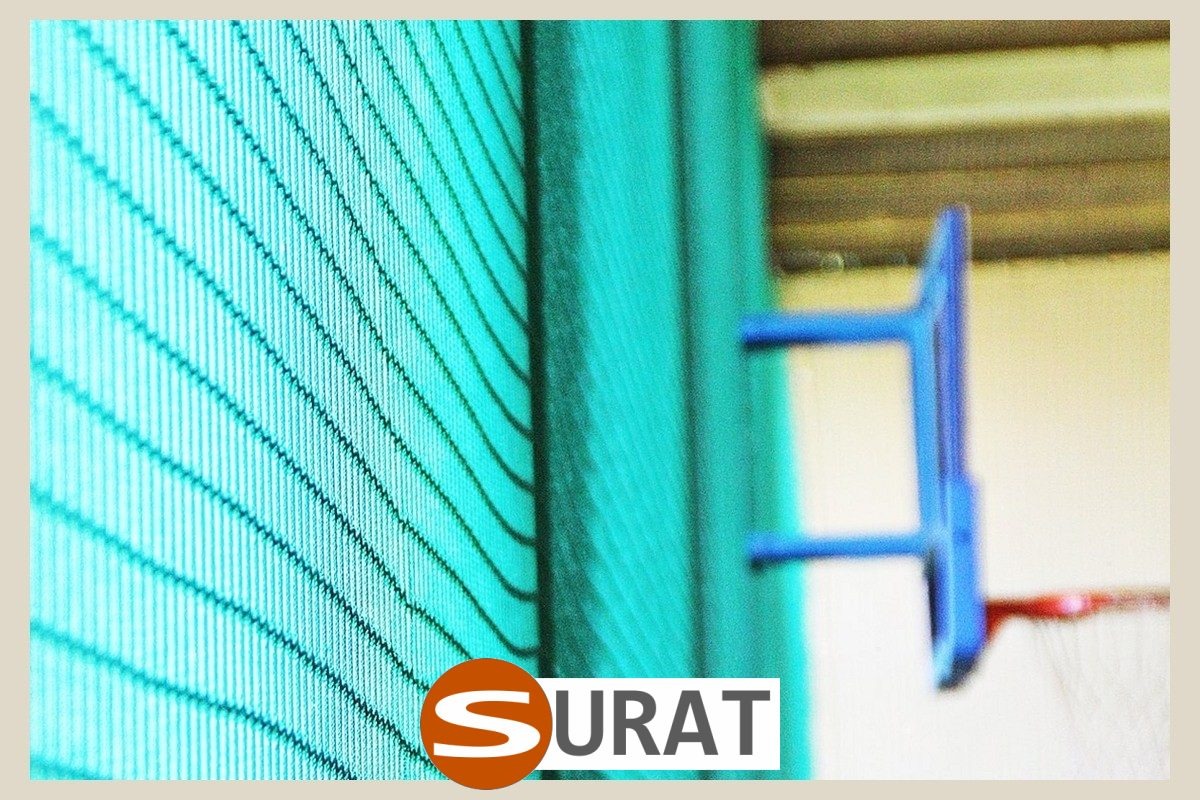   Surat - Siatki pod sufity do hali w formie produktu na wymiar, o oczkach 10x10 cm, z polipropylenu o grubości 5 mm, dostępne w kolorach zielonym i czarnym, idealne do montażu siatek pod sufity. 