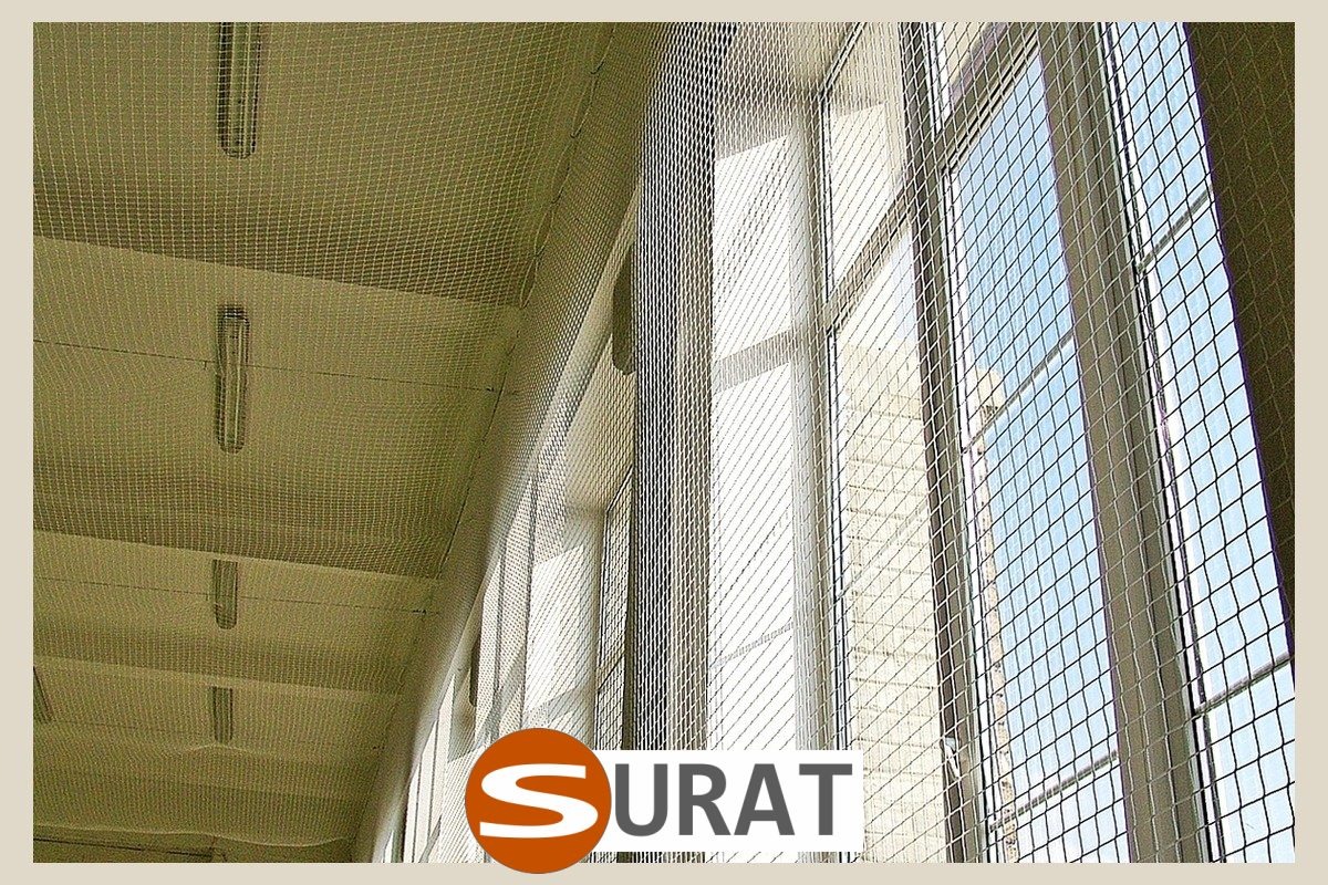   Surat - Siatki pod sufity do hali z polipropylenu o trwałej konstrukcji do zabezpieczeń, w rozmiarze oczka 4,5x4,5 cm i grubości 3 mm. 