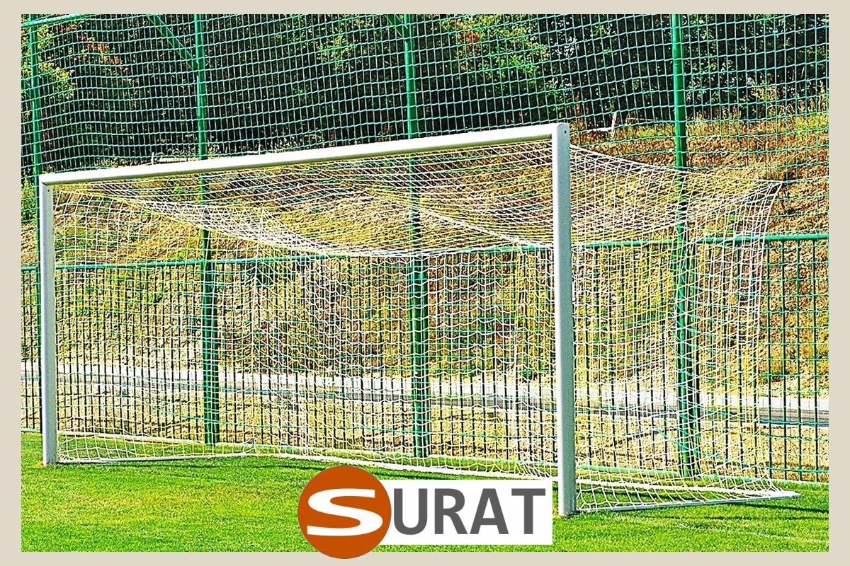   Surat - Siatki Sportowe z polipropylenu do ochrony obiektów, o oczkach 10x10 cm i grubości 4 mm, w kolorze zielonym. 