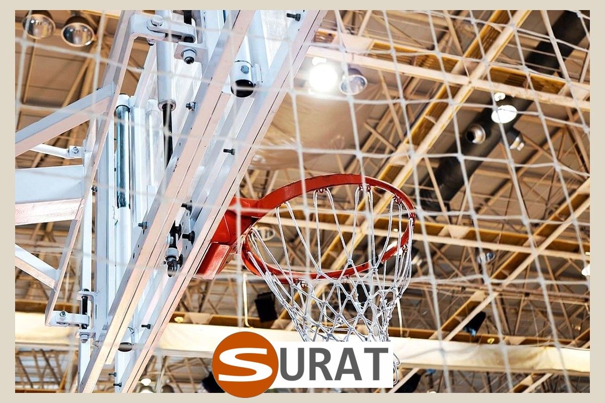   Surat - Siatki Sportowe do ochrony obiektów, wykonane z polipropylenu o oczkach 10x10 cm i grubości 6 mm, w kolorze zielonym. 
