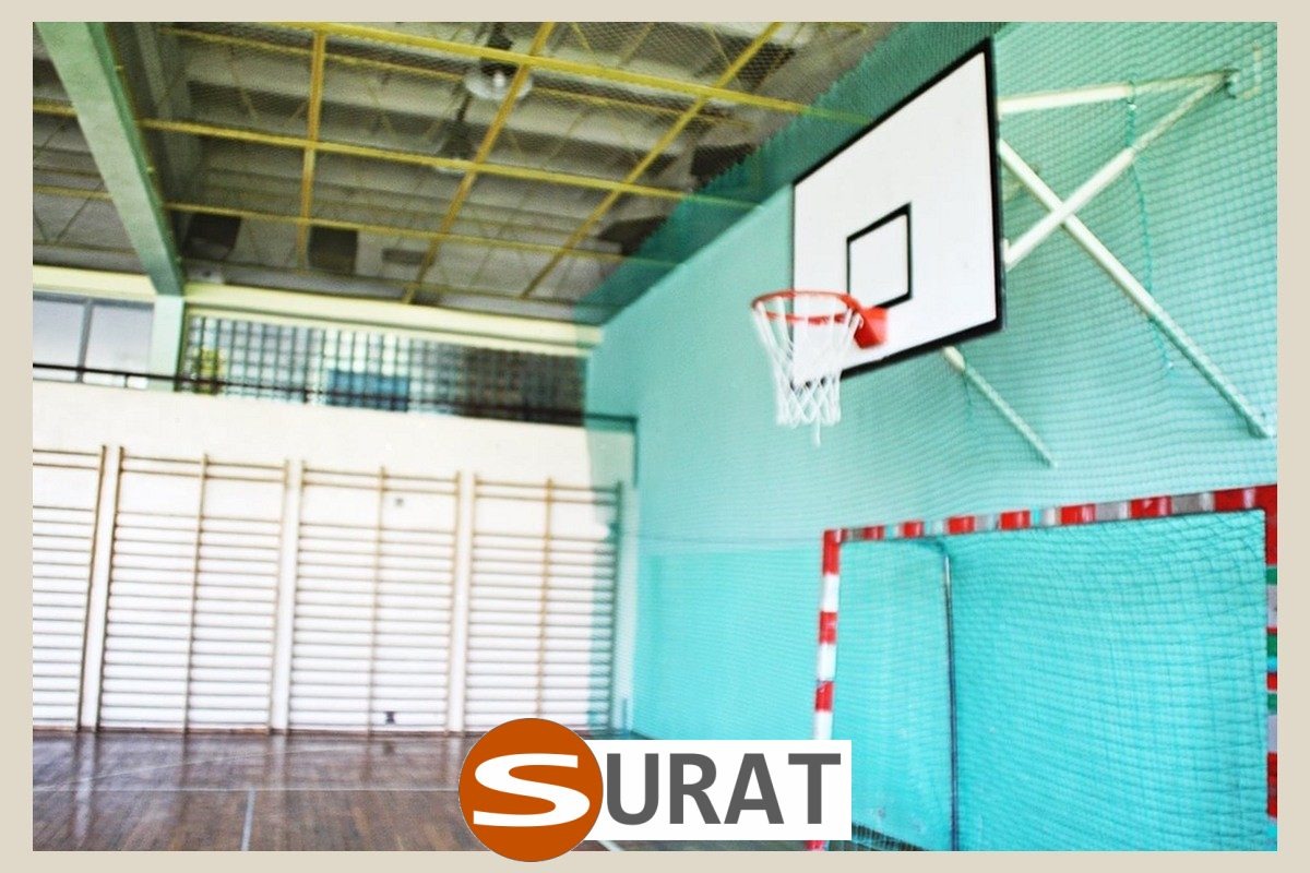   Surat - Siatki Hale Sportowe w rozmiarze 45x45/4 z polipropylenu o grubości 4mm, dostępne w kolorach zielonym i grafitowym, jako produkt wykonany na wymiar dla Twoich potrzeb. 