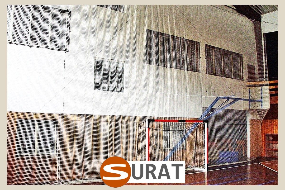   Surat - Siatka ochronna do piłkochwytów na hale sportowe, wykonana z polipropylenu o grubości 3mm i oczkach 4.5x4.5cm, dostępna w różnych kolorach. 