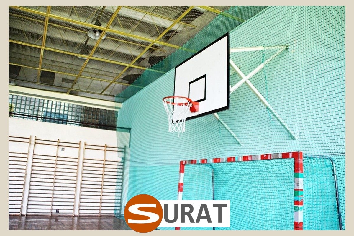   Surat - Siatka ochronna do piłkochwytów na hale sportowe, wykonana z polipropylenu o grubości 3mm i oczkach 4.5x4.5cm, dostępna w różnych kolorach. 